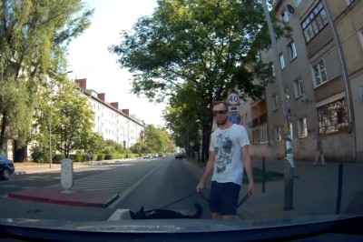 Chamskie zachowanie typa z psem na przejściu we Wrocławiu 