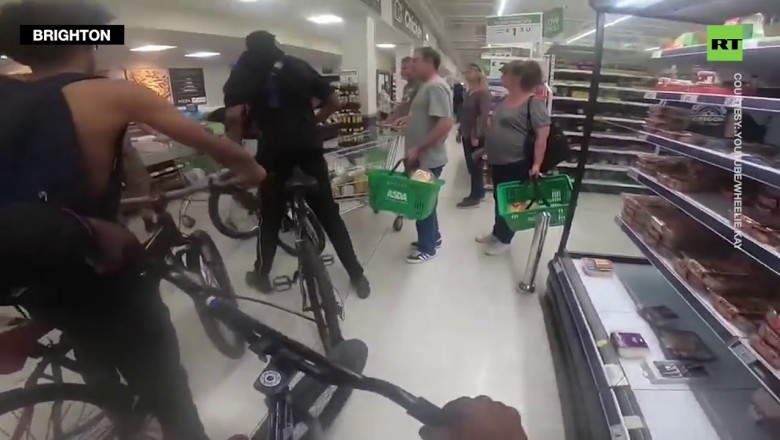Grupa nastolatków nagrała jak wjeżdża do sklepu i bije klientów