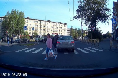 Ziomek rozwalił system na przejściu dla pieszych. Tak się uczy kultury kierowców