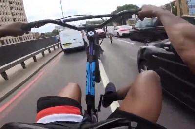 Rowerzysta doprowadza do kolizji i jeszcze ma pretensje. Na szczęście było nagranie 