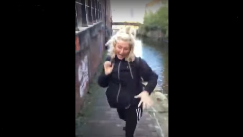 Wesoła blondyna i jej sztuczka nad kanałem w Holandii