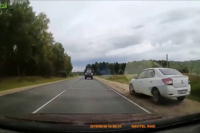 Nagranie dzwona osobówki z traktorem. Gość wypadł z zakrętu 