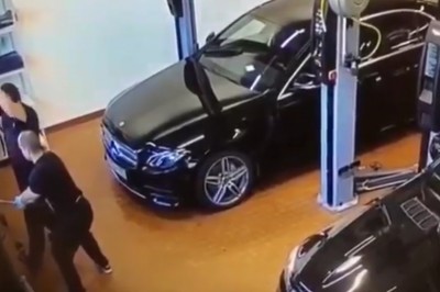 Nowy Mercedes kontra dwóch mechaników w warsztacie. Teraz mają problem 