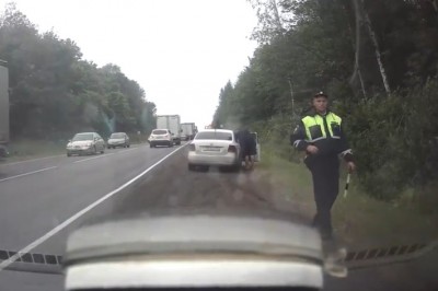 Kamaz kontra osobówki stojące w korku. Zrobił z nich kanapkę 