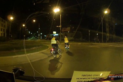 Piękny przejazd rowerami z niespodzianką. Aż kierowca się zatrzymał 