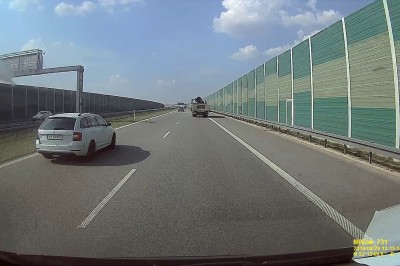 Nagranie z wypadku na A2. Ciężarówka zajechała drogę osobówce 