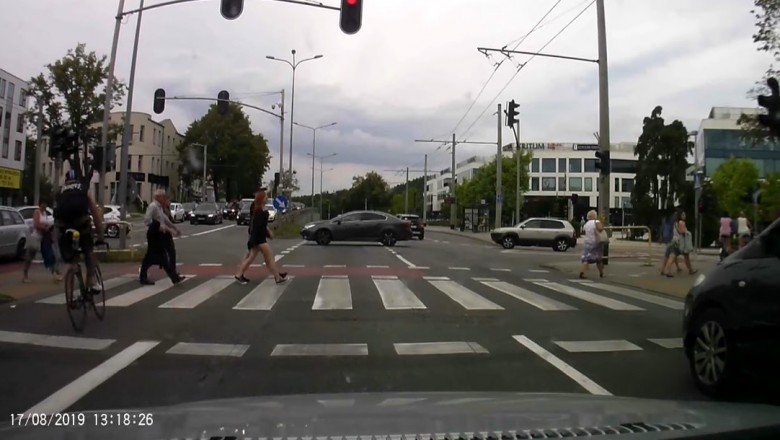 Rowerzysta na czerwonym potrącił kobietę na przejściu. Przepisy nie obowiązują?