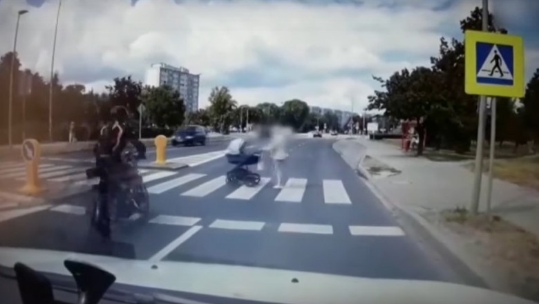 Motocyklista na przejściu wjechał w wózek z dzieckiem - mocne nagranie