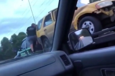 Zjechał samochodem z jadącej lawety.Tak się zawija holowane auto