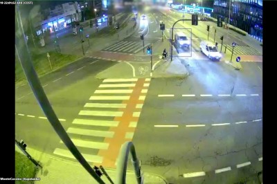 Przerażający wypadek na skrzyżowaniu w Krakowie. Nagranie mrozi krew w żyłach