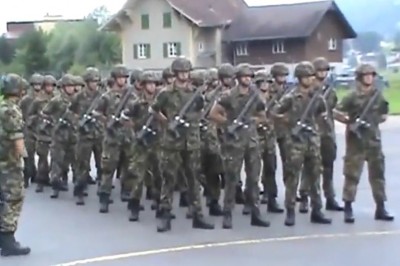 Żołnierze i ich mistrzowski pokaz w stylu 