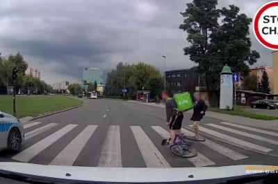 Ostre hamowanie przed policjantami na pasach. Rowerzysta miał pecha 