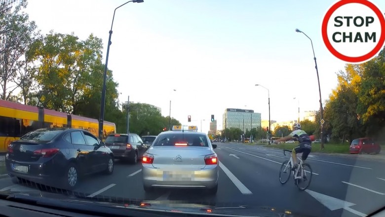 Starcie taksówkarza z rowerzystą w Warszawie. Popis chamstwa na drodze