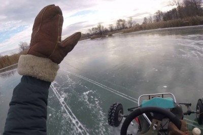 Hardcorowa jazda gokartami po zamarzniętej rzecze. To jest dopiero zabawa