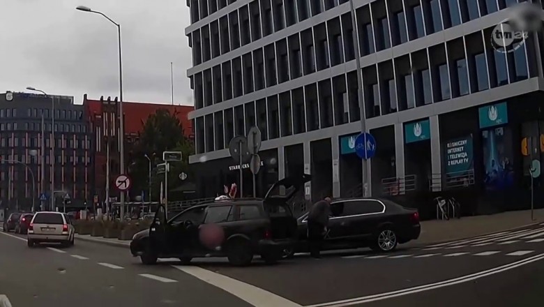 Taksówkarz wyskoczył z kluczem do kół na kierowcę - nagranie ze Szczecina