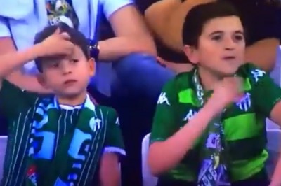 Młody rozwalił system. Przypadkowo uchwyciła go kamera w przerwie meczu