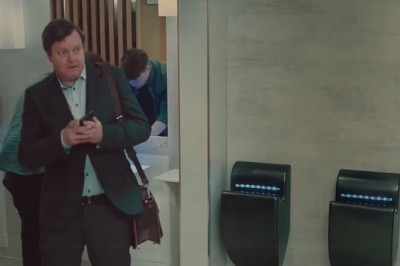 Najgorsza możliwa wpadka w męskiej toalecie. Ten gość to pokazał