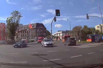 Zderzenie eLki z jeleniem w centrum Bielska-Białej. Nagranie z kamery samochodowej 