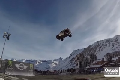 Bardzo twarde lądowanie po próbie pobicia rekordu w skoku samochodem