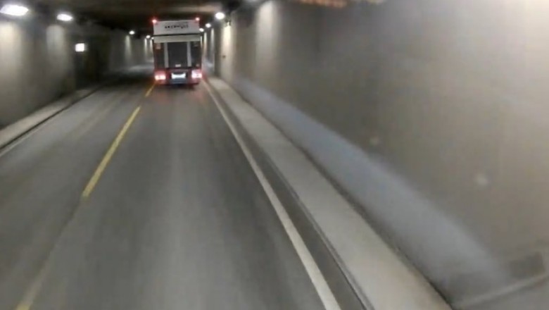 Rowerzysta kontra ciężarówka w tunelu. Właśnie dlatego nie powinno się tam wjeżdżać