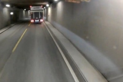 Rowerzysta kontra ciężarówka w tunelu. Właśnie dlatego nie powinno się tam wjeżdżać