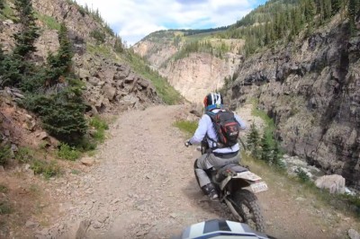 Majty musiał mieć pełne. Nieudana jazda motocyklem po górskim zboczu 