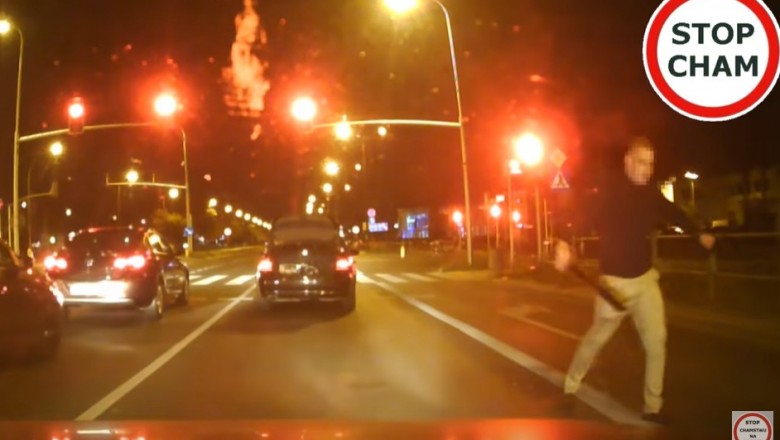 Wyskoczył z maczetą do kierowcy na środku skrzyżowania w Warszawie - nagranie