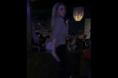 Blondyna królową tańca w pubie. Tak jej się podobał kawałek, że odleciała 