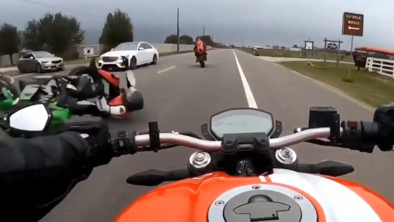 Konkretny dzwon trzech motocyklistów na środku skrzyżowania