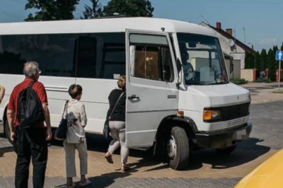 Staruszek o lasce ledwo szedł by zdążyć na busa. Kierowca zamknął mu drzwi przed nosem 