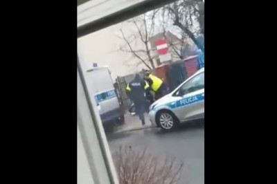 Mocna interwencja policjantów. Rzucili ich na glebę i zaczęli lać pałą 