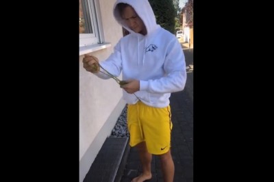 Awaryjny sposób otwierania uchylonego okna. Nie trzeba wzywać profesjonalisty