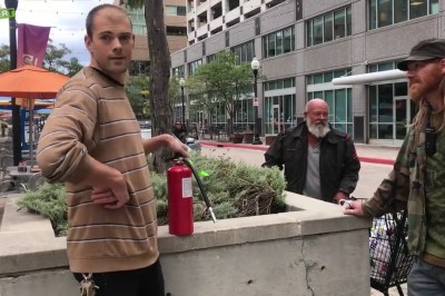 Wkurzony typ z gaśnicą kontra typ z papierosem. Tutaj nie wolno palić 