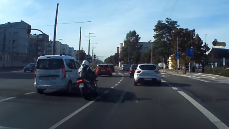 Motocyklista walnął w auto w Gdyni, po czym uciekł z miejsca zdarzenia