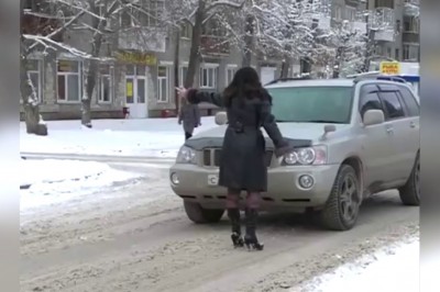 Ostro wkurzona reporterka kontra kierowcy. Tak się przechodzi przez przejście