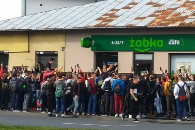 Protest ponad 100 uczniów pod radomską Żabką. Domagali się hot dogów 