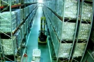 Gość szybkim sprawnym ruchem widlaka rozwalił cały magazyn