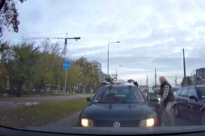 Agresywny taksówkarz wyskakuje z łapami po zajechaniu drogi