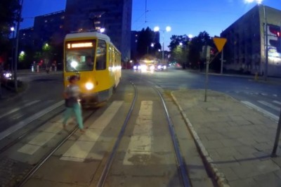 Wlazła na czerwonym przed dwa tramwaje. Nagranie ze Szczecina