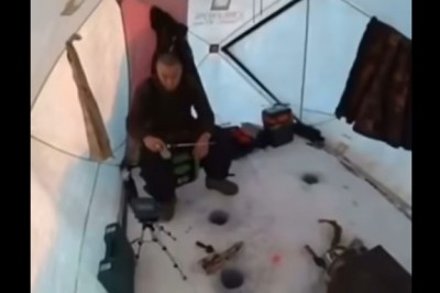 Gość chciał się popisać jaką rybę wyciągnie. Takiego finału się nie spodziewał