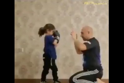 Ojciec dostaje oklep od swojej córki w czasie treningu 