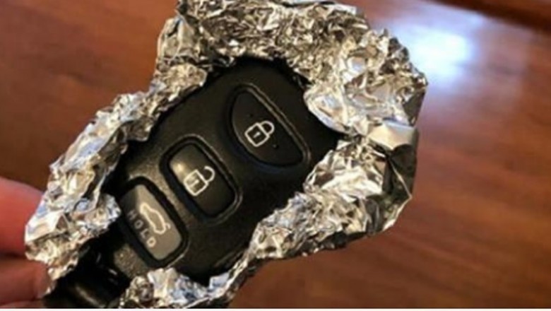 Policjanci radzą by kluczyki od swojego auta zawsze zawijać w folię aluminiową