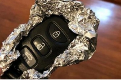 Policjanci radzą by kluczyki od swojego auta zawsze zawijać w folię aluminiową