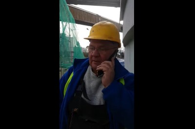 Koleś na budowie ostro leci z natrętną windykatorką