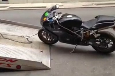 Powinien za to zapłacić z własnej kieszeni. Filmik dla ludzi o mocnych nerwach 