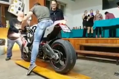 Dziewczynie się oberwało. Bardzo nieudane palenie gumy motocyklem
