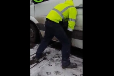 Znaleźli kolegę w takiej pozie przy samochodzie. Nie mogli przestać się śmiać