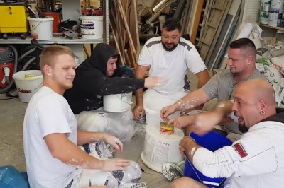 Kiszony śledź na przekąskę podczas przerwy budowlańców. Taką mieli zabawę