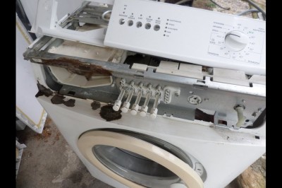 Mieliście problem z tłustymi plamami na ubraniach po praniu? To może być powód