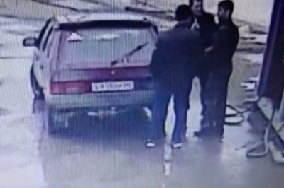 Sprytny Seba świeci do baku zapalniczką podczas tankowania